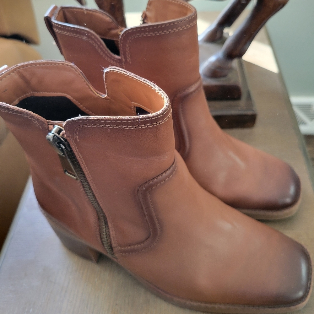 SOLD - NATURALIZER Emmy Booties